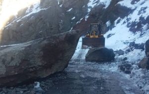 ریزش سنگ در ۳ محور روستایی طالقان؛ مسیرها پاکسازی و بازگشایی شد