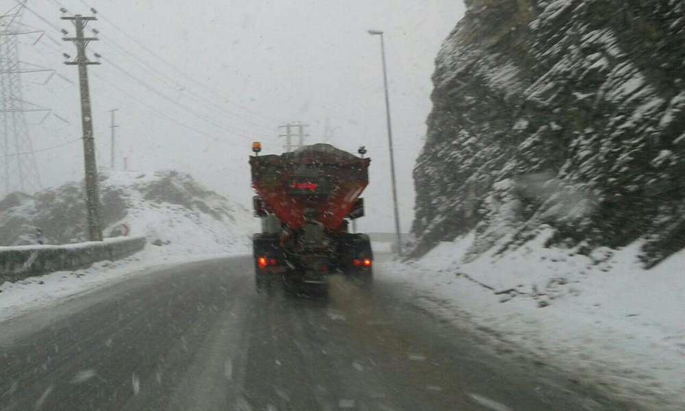 بارش برف در جاده چالوس و طالقان سبب کندی حرکت خودروها شده است